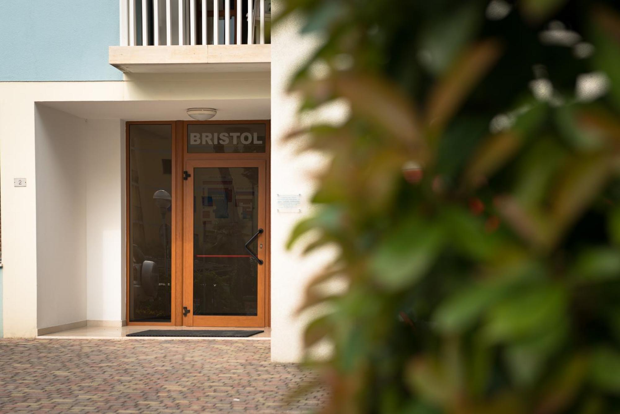 Residence Bristol Бибионе Экстерьер фото