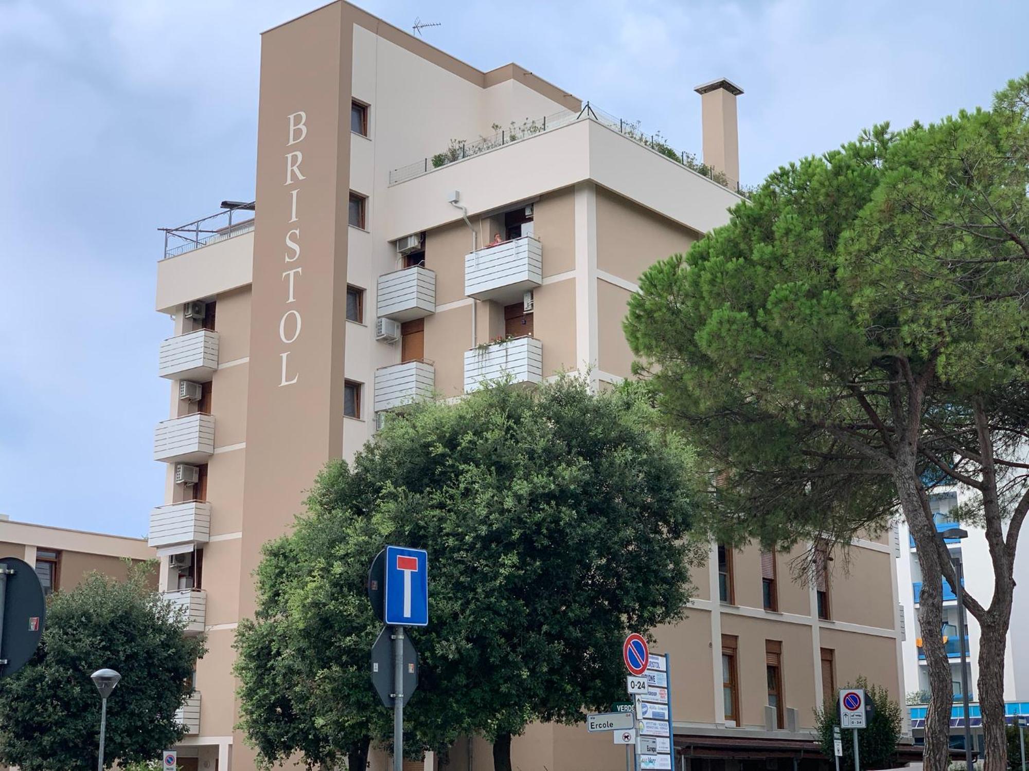Residence Bristol Бибионе Экстерьер фото