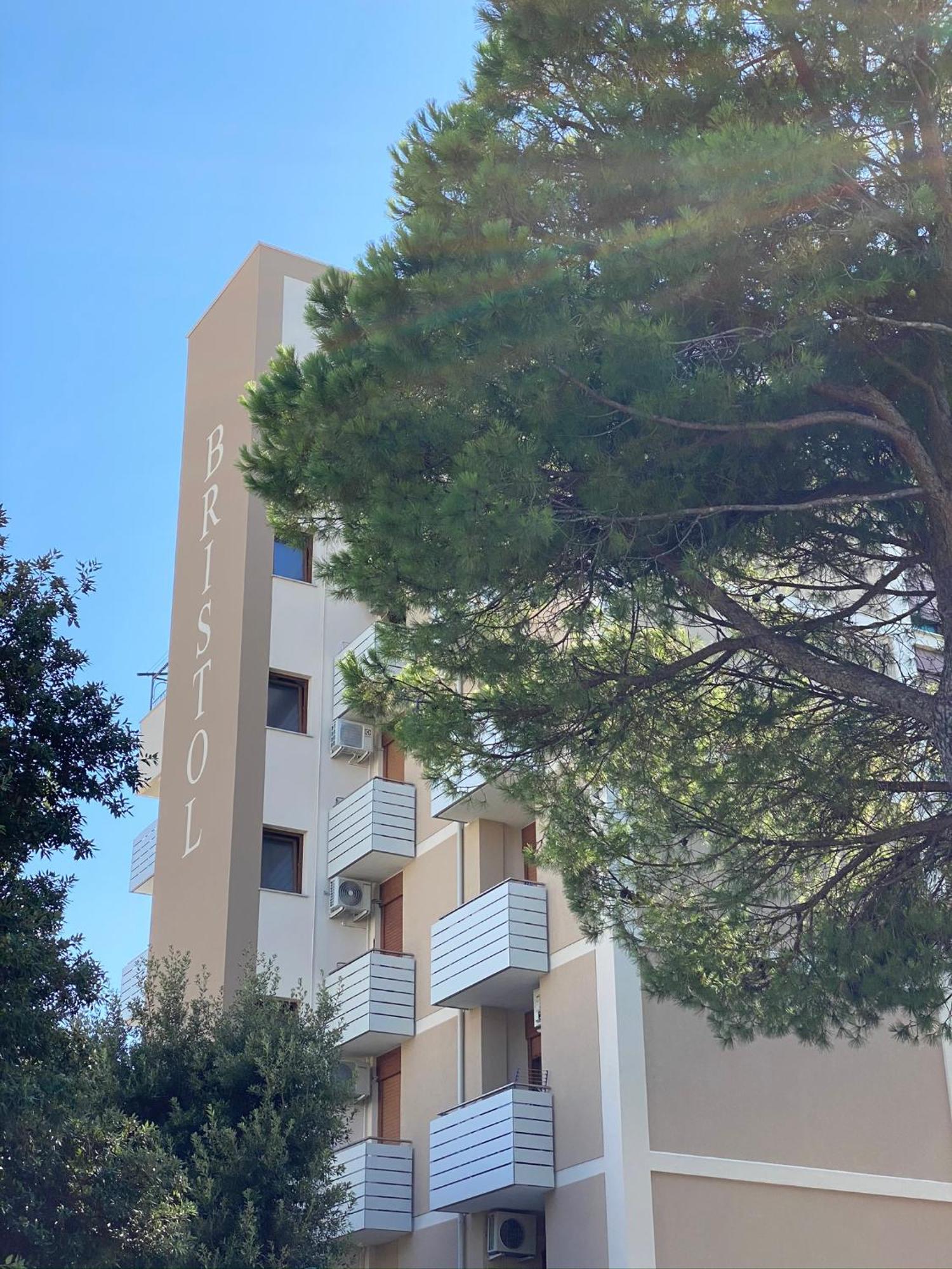Residence Bristol Бибионе Экстерьер фото