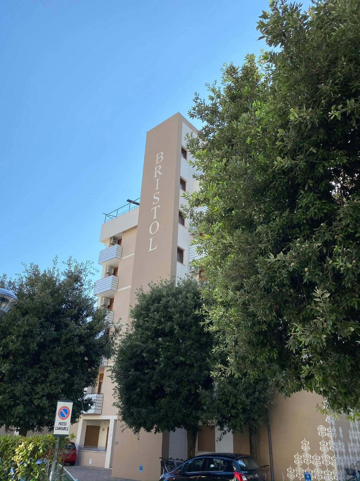 Residence Bristol Бибионе Экстерьер фото